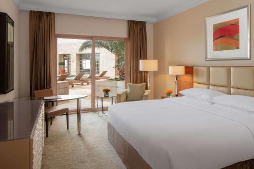 安曼安曼凯悦大酒店的一间带大床的卧室和一间客厅