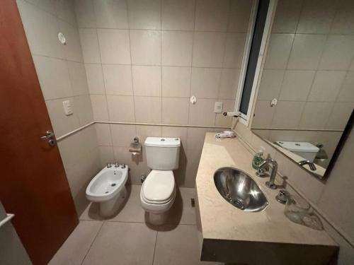 罗萨里奥Lourdes的一间带卫生间和水槽的浴室