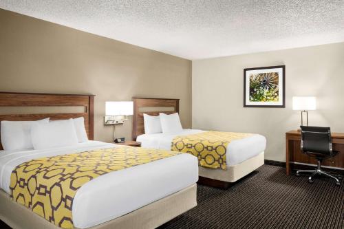 白鱼镇白鱼贝蒙特旅馆套房酒店的酒店客房配有两张床和一张书桌
