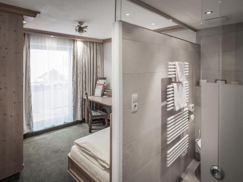 奥伯古格尔阿尔盆兰德酒店的酒店客房配有冰箱和书桌