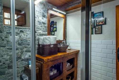 摩亚Casa Rural El Majano的一间带水槽和镜子的浴室
