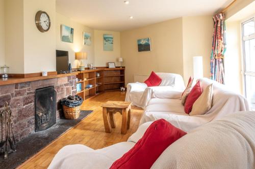 穆尔兰尼Nevins Newfield Inn Ltd的客厅配有2张白色沙发和壁炉