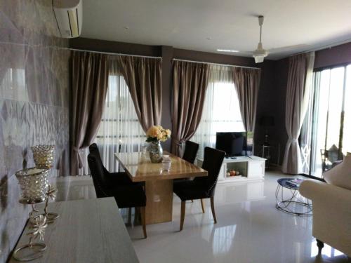 功孟海滩Klong Muang Beach Apartment的客厅设有餐桌和椅子