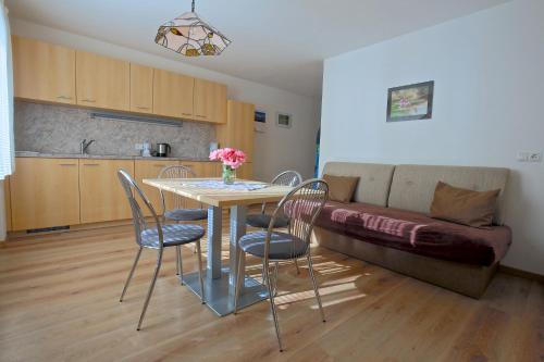 维皮泰诺Residence die Färbe的带沙发的厨房配有桌椅