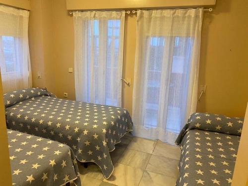圣玛丽亚港Apartamento Medina Puerto Sherry的客房设有两张单人床和一扇窗户。