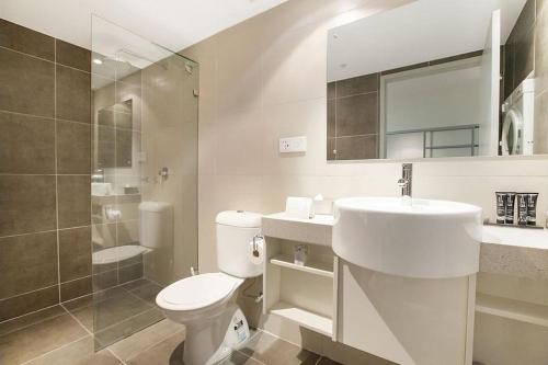 达尔文Pandanas Apt 4 (13th floor with great views)的浴室配有卫生间、盥洗盆和淋浴。