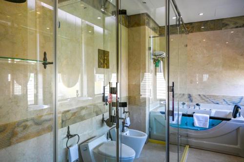麦纳麦Reef Boutique Hotel的带淋浴、卫生间和盥洗盆的浴室