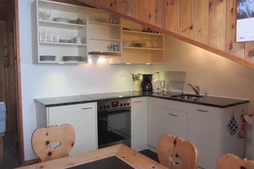 弗坦Vichava 8, Süd的厨房配有白色橱柜和炉灶烤箱。