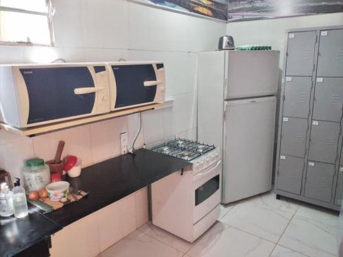 巴西利亚Angel Locação de Quartos的小厨房配有炉灶和冰箱
