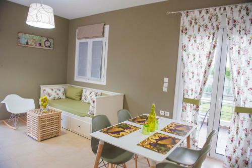 雷夫卡达镇Casa di Varco的儿童间,配有一张桌子和一张沙发