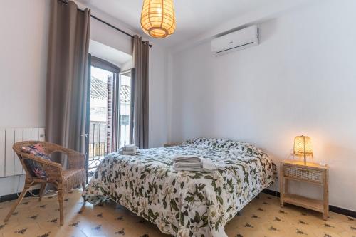 EsteponaCasa Blanca的卧室配有床、椅子和窗户。