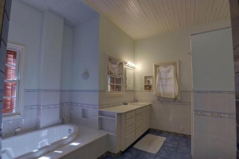 珀拉什奇亚Kitty's Beach House的带浴缸和盥洗盆的大浴室