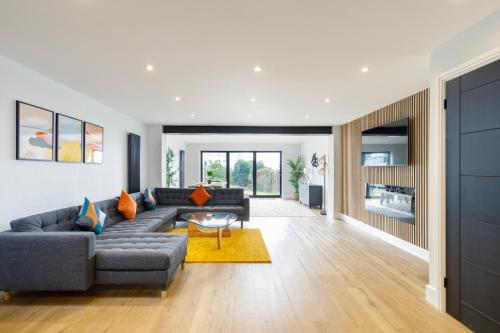 布莱顿霍夫Stylish & modern 4-bedroom home with sea views的客厅配有沙发和桌子