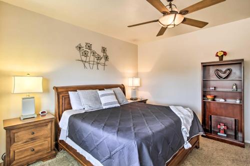 AvraSunny Tucson Home Near Saguaro Natl Park!的一间卧室配有一张床和吊扇