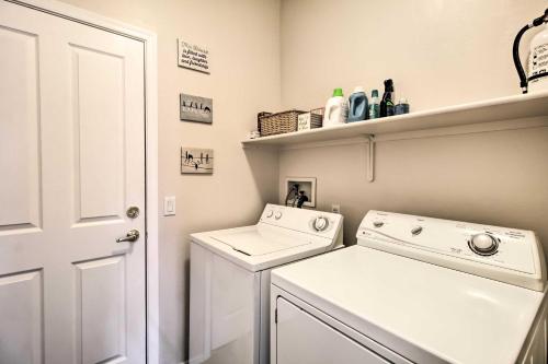 AvraSunny Tucson Home Near Saguaro Natl Park!的洗衣房配有洗衣机和烘干机