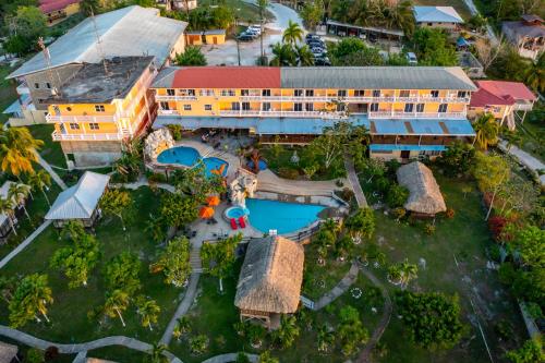 圣伊格纳西奥卡哈帕奇度假村 的享有带游泳池的度假村的空中景致