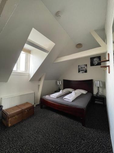 鹿特丹瑟斯比耶谢尔酒店的一间卧室设有一张床和一个阁楼