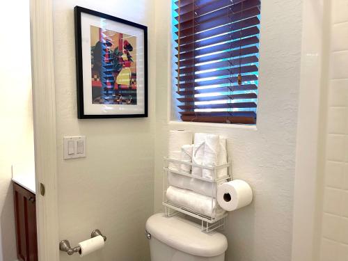 利奇菲尔德公园Casita Alkie的一间带卫生间的浴室和墙上的照片