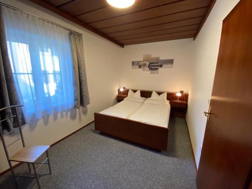 湖滨福煦朗都尔膳食公寓酒店的一间小卧室,配有床和窗户
