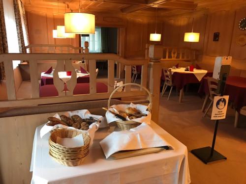 湖滨福煦朗都尔膳食公寓酒店的餐厅的一张桌子上放着一篮子的食物
