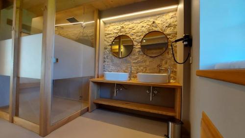 贝卢诺Corte Varola B&B Zia Marisa的浴室设有2个水槽和2面镜子