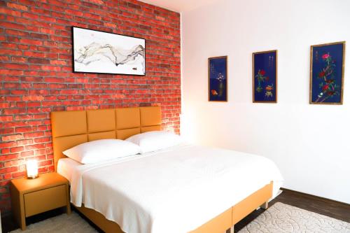 维也纳«Go West» guest rooms的一间卧室设有一张床和砖墙