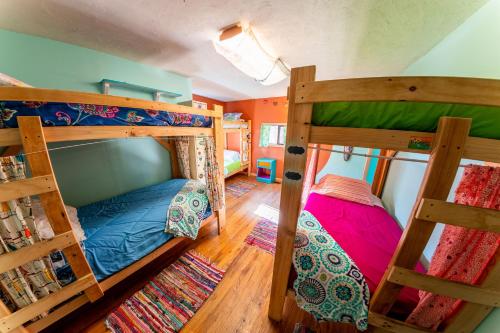 甘尼森旺德鲁斯特旅馆 的铺有木地板的客房内配有两张双层床。