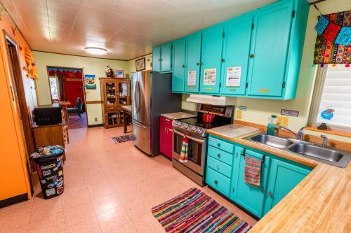 甘尼森旺德鲁斯特旅馆 的厨房配有蓝色橱柜和不锈钢用具