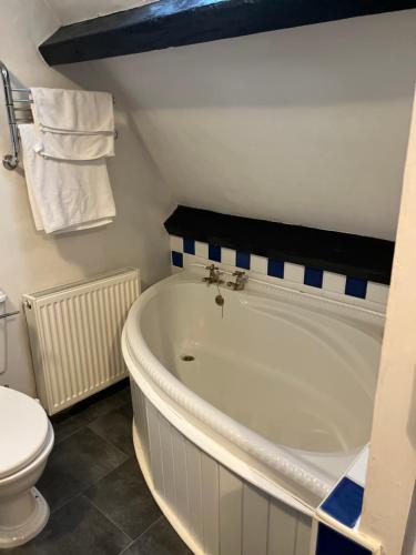 圣比斯Lulus的浴室配有白色浴缸和卫生间。