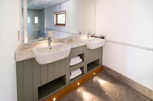 WhitchurchWatership Down Inn的浴室设有2个水槽和镜子