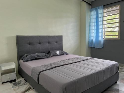 Malim NawarHomestay Malim Nawar的一间卧室设有一张大床和蓝色窗户