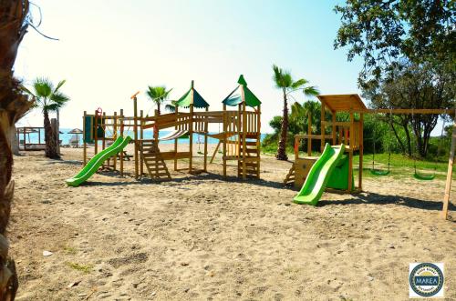 圣卢西亚迪莫里亚尼Residence Marea Resort的海滩上带滑梯的游乐场