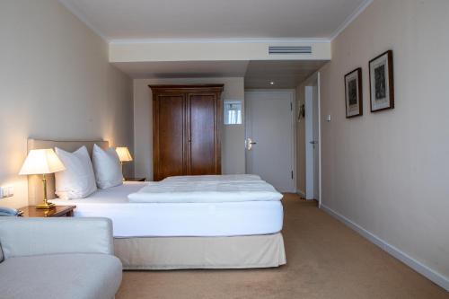 班贝格Altstadthotel Messerschmitt的酒店客房设有一张大床和一张沙发。