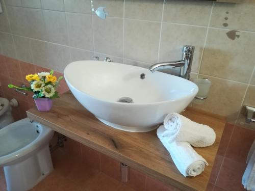 圣萨尔沃SOLE e MARE Luxury Home的浴室内木制柜台上的白色水槽