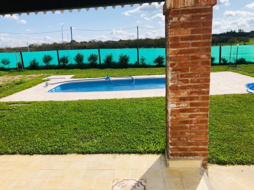 乌拉圭河畔康塞普西翁Casa quinta La Justina的草地中央的游泳池