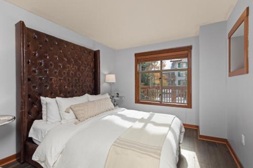 索利图德堡德霍恩209度假屋的白色的卧室设有一张大床和一个窗户