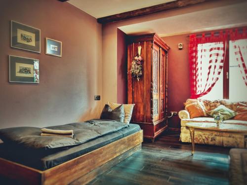 大特尔诺沃Тhe Bohemian Lodge-entire house with sauna的一间卧室配有一张床和一个沙发