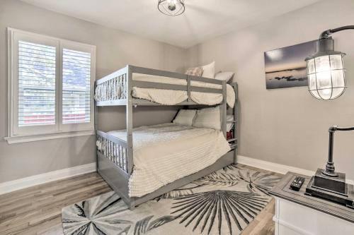 里诺Enchanting Reno Retreat with Deck Walk to Midtown!的一间卧室配有两张双层床。