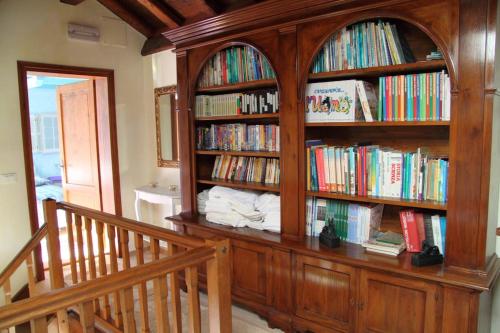 费尔特雷The Duck's Cottage的装满书籍的大型木制书架