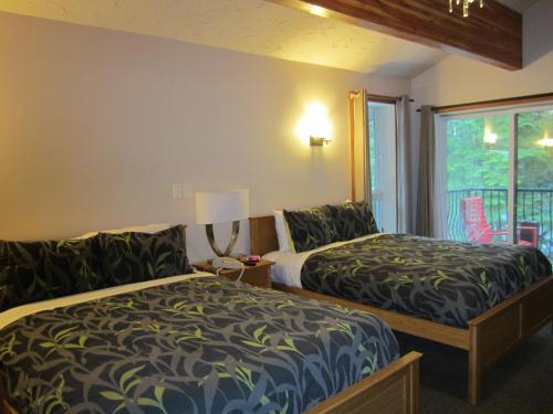 特勒斯斯基纳兰迪小屋酒店的酒店客房设有两张床和窗户。