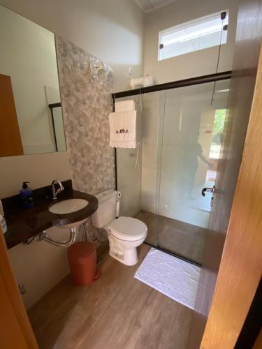 巴西利亚Amanduarte Brasília的浴室配有卫生间、盥洗盆和淋浴。