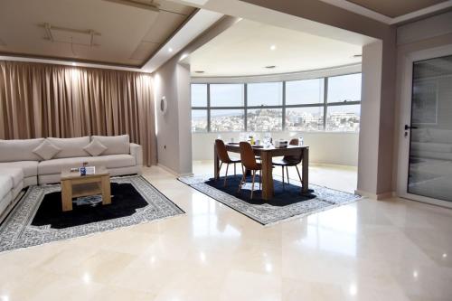 丹吉尔Hotel Appartement Tanger的客厅配有沙发和桌子