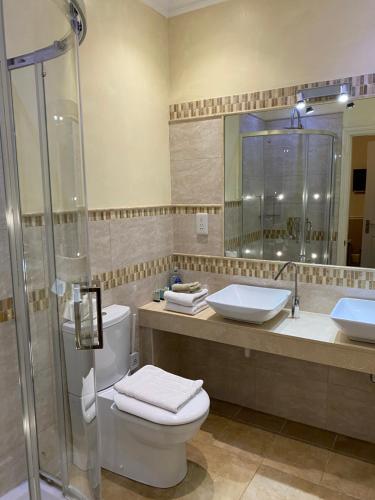 埃文河畔斯特拉特福克罗弗特宾馆的浴室配有卫生间、两个盥洗盆和淋浴。