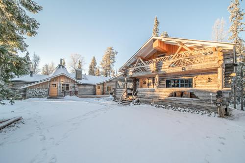 TepsaLapland Lodge的雪地里的小木屋,有车道