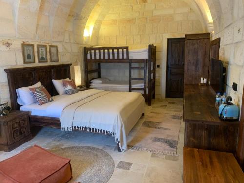 于尔居普Nujel'm Cappadocia的一间卧室配有两张双层床。