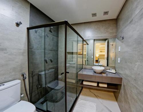 瓜拉派瑞Gaeta Hotel的带淋浴、卫生间和盥洗盆的浴室
