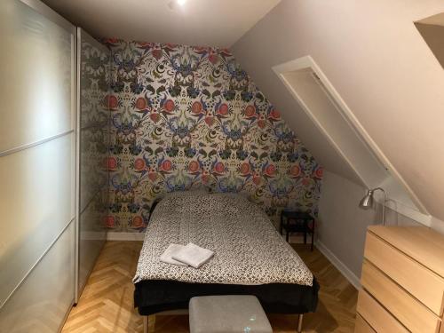 哥本哈根Cosy room in residential part of Copenhagen, with free street parking and shared bathroom的一间小卧室,阁楼上配有一张床