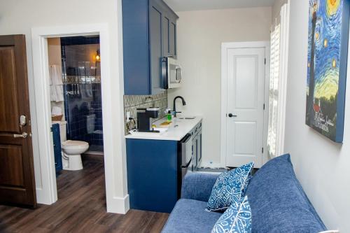 圣奥古斯丁Pomar House的厨房配有蓝色橱柜和蓝色沙发