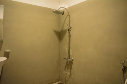 卡图纳耶克Murphy's Villa的带淋浴的浴室,带玻璃门