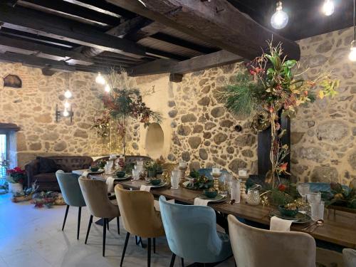 卡韦苏埃拉德尔瓦列Apartamentos en el Valle del Jerte Flores para Angela的一间带长桌和椅子的用餐室